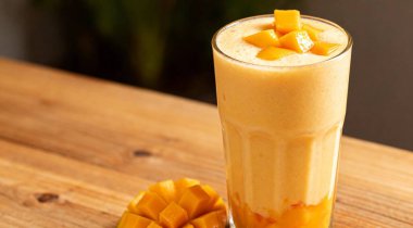 Taze Mango Smoothie Işık Arkaplanda Cam İçinde