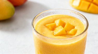 Taze Mango Smoothie Işık Arkaplanda Cam İçinde
