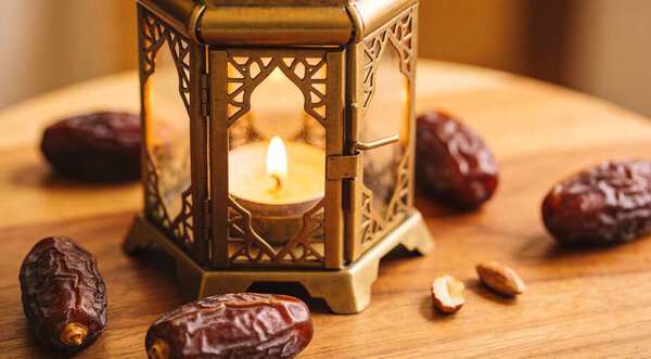 Традиционный рамаданский фонарь с датами, установленными в натюрморте