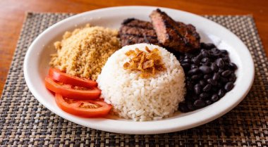 Yukarıdan manzaralı Brezilya yemekleri.