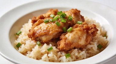 Yiyecek Asya konsepti. Kızarmış tavuk ve yeşil soğanlı kase. Beyaz tabak. İzole edilmiş.