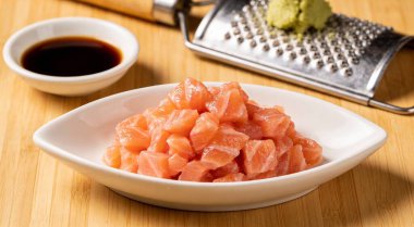 Bir tabakta somon tartarı yakın plan. Japon gıda kavramı.