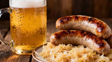 Alman sucuğu ve biralı lahana turşusu.