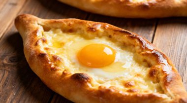 Taze, lezzetli Adjarian Khachapuris. Masanın üstünde.