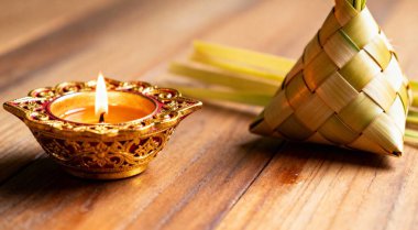 Hari Raya Petrol Lambası ve Ahşap Yüzey Ketupat Dekoru
