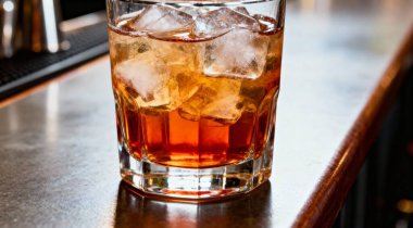 Lezzetli kokteyl ve buz ile cam küpler tezgahın üzerine çubuk