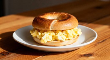 Ahşap masa üzerinde omlet ile Bagels kahvaltı sandviç