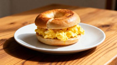 Ahşap masa üzerinde omlet ile Bagels kahvaltı sandviç