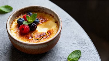 Lezzetli creme brulee 'yi böğürtlenli ve nane şekerli Gri Masa' dan