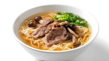 Beyaza izole edilmiş kasede et ve mantarlı lezzetli ramen. Erişte çorbası.