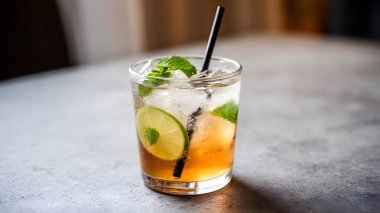 Gri desenli masada, bardakta pipetle yenilenmiş lezzetli içecek, metin için yer var.