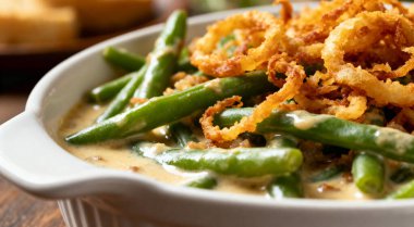 Kızarmış soğanlı yeşil fasulye güveci.