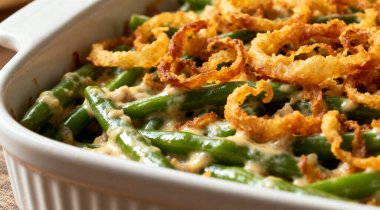 Kızarmış soğanlı yeşil fasulye güveci.