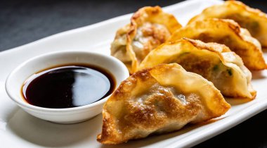 Lezzetli kızarmış gyoza (hamur tatlısı) ve soya sosu yakın plan.