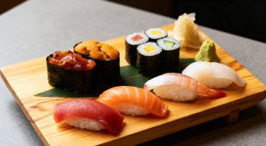 Gri masada lezzetli suşi seti