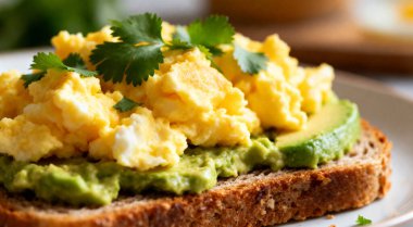 Çırpılmış yumurtalı avokado sandviçi.
