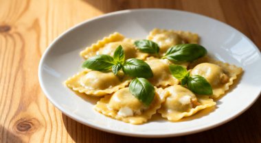 Tahta masada servis edilen peynirli ve fesleğenli lezzetli ravioli.