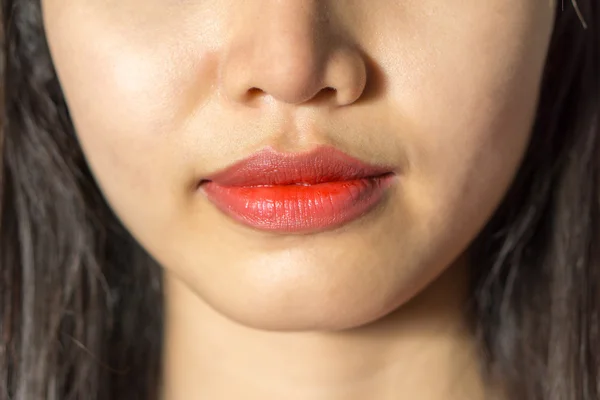 Immagine da vicino di una donna che fa un gesto di silenzio — Foto Stock