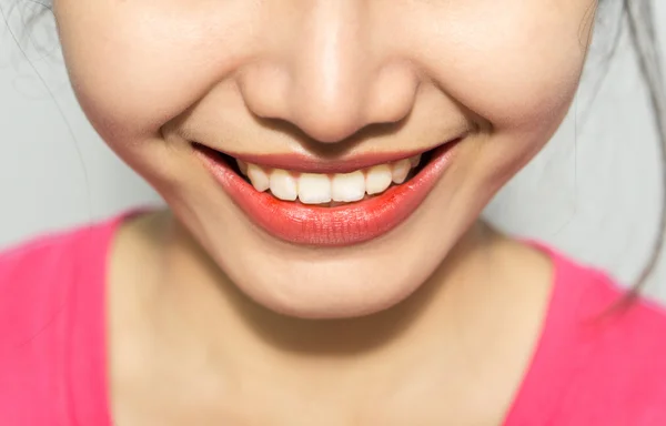 Primo piano di una bocca di donne spalancata — Foto Stock