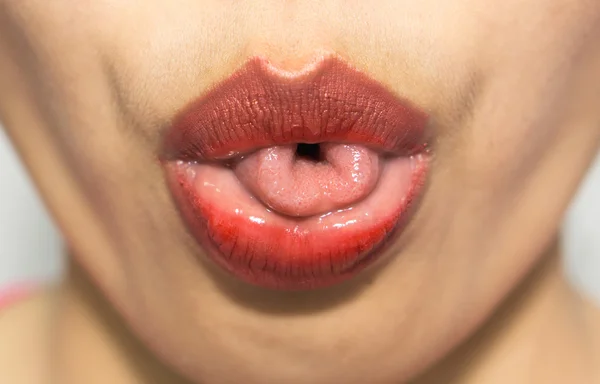 Bir womans ağız açık yakın çekim