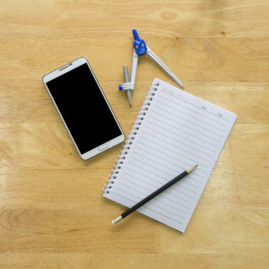 En iyi görünümü kalemle kağıt ve ahşap masa kitap