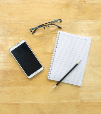 En iyi görünümü kalemle kağıt ve ahşap masa kitap