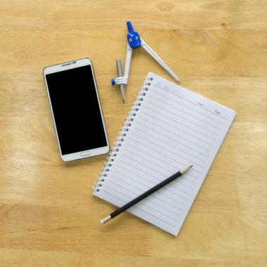 En iyi görünümü kalemle kağıt ve ahşap masa kitap