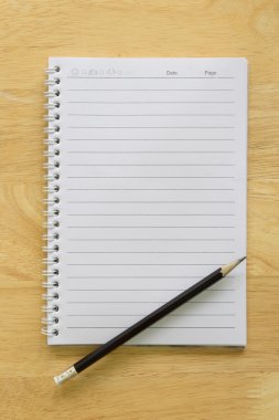 En iyi görünümü kalemle kağıt ve ahşap masa kitap