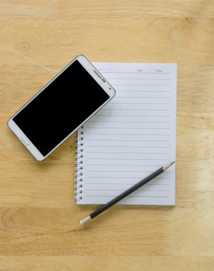 En iyi görünümü kalemle kağıt ve ahşap masa kitap