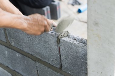 mason eller harcı ve tuğla duvar yapım