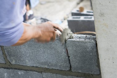 mason eller harcı ve tuğla duvar yapım