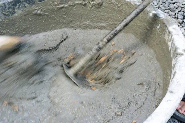 Blandning av cement i salver för byggändamål — Stockfoto