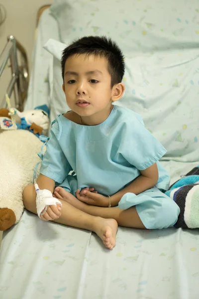 病院のベッドで病気の男の子. — ストック写真