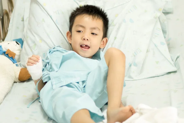 병원 침대에서 아픈 어린 소년. — 스톡 사진