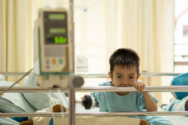 Un bambino malato nel letto d'ospedale . — Foto Stock