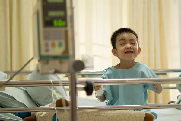 Um menino doente na cama do hospital . — Fotografia de Stock