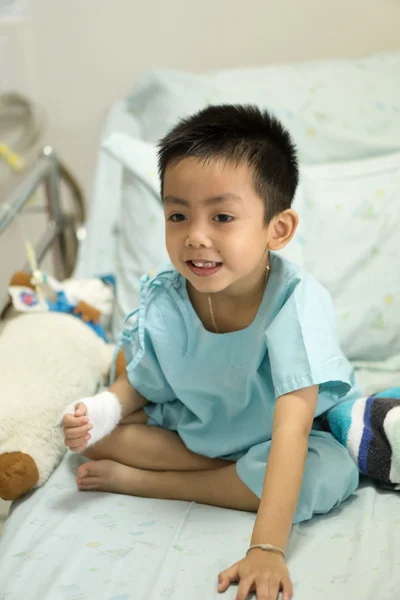 Hastane yatağında hasta küçük bir çocuk.