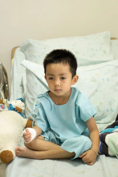 Hastane yatağında hasta küçük bir çocuk.