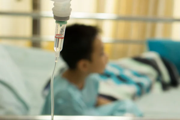 Hastane yatağında hasta küçük bir çocuk.