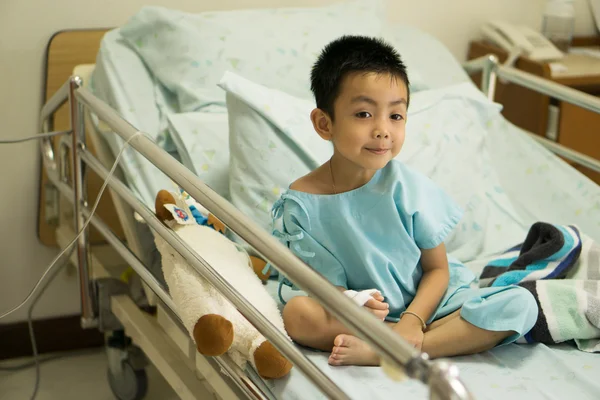 病院のベッドで病気の男の子. — ストック写真