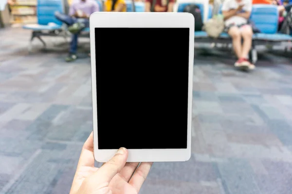 Mulher usando tablet no aeroporto - fundo embaçado — Fotografia de Stock