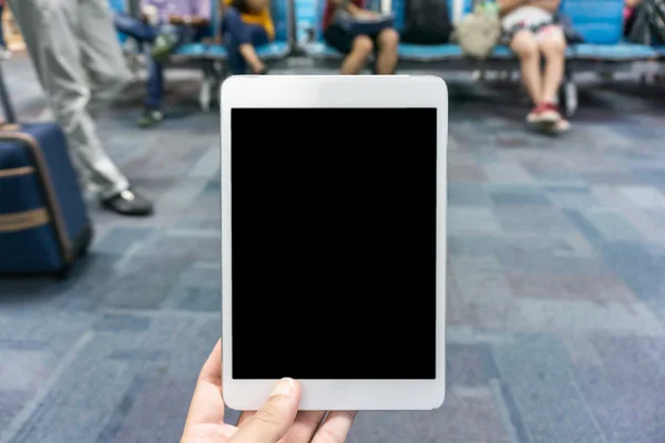 Mulher usando tablet no aeroporto - fundo embaçado — Fotografia de Stock