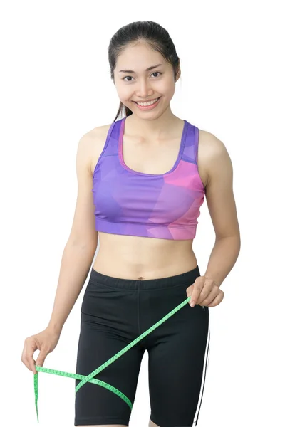 Mulher em sutiã esporte medindo seu corpo com fita isolante no whit — Fotografia de Stock