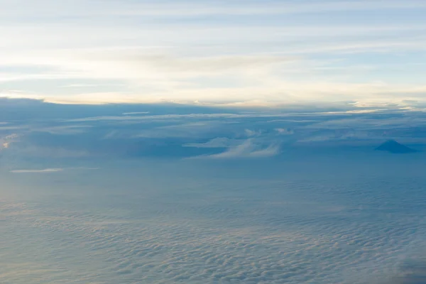 Skyline View acima das nuvens de avião — Fotografia de Stock