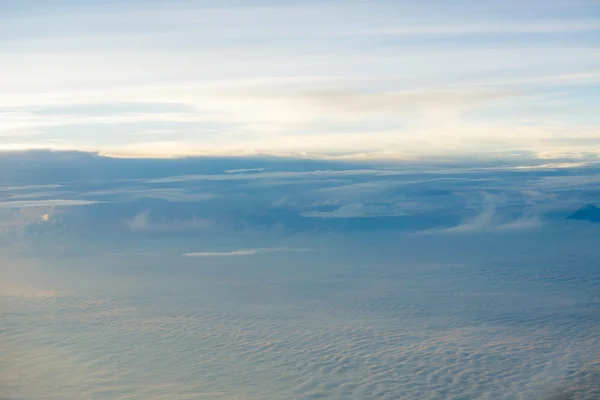 Skyline Blick über den Wolken aus dem Flugzeug — Stockfoto
