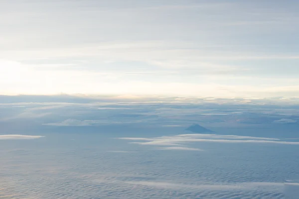 Skyline View acima das nuvens de avião — Fotografia de Stock