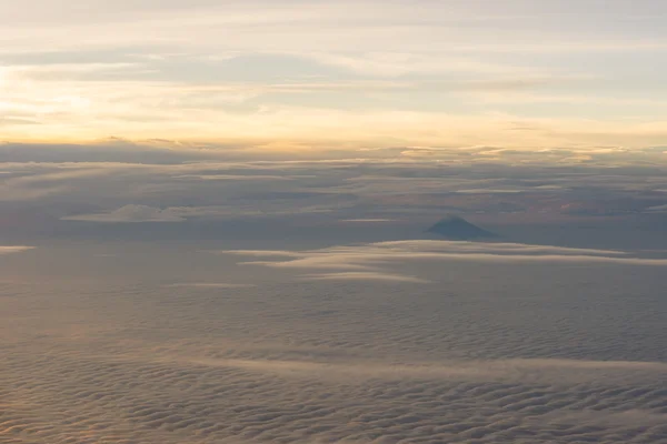 Skyline View acima das nuvens de avião — Fotografia de Stock