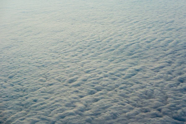 Skyline Vista sobre las Nubes desde el avión — Foto de Stock