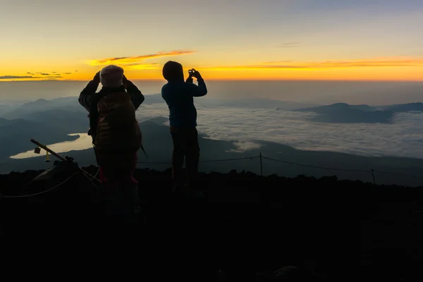 Hikers gather during sunrise on the Mt. Fuji summit. — Stock Photo, Image