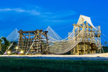 Çocuk oyun Tayland bir köprü.